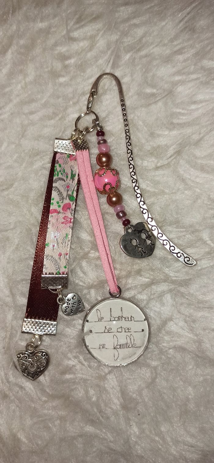 Marque page ou bijoux de sac " Le bonheur se créé en famille "