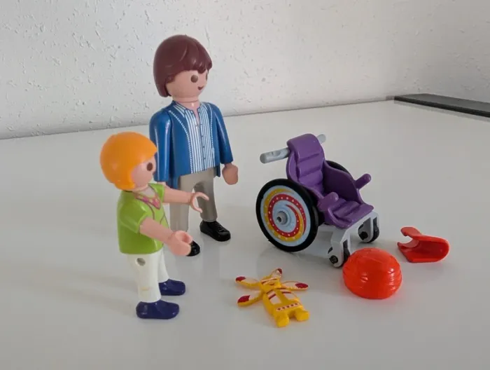 Playmobil 6663 enfant avec fauteuil roulant et papa - photo numéro 3