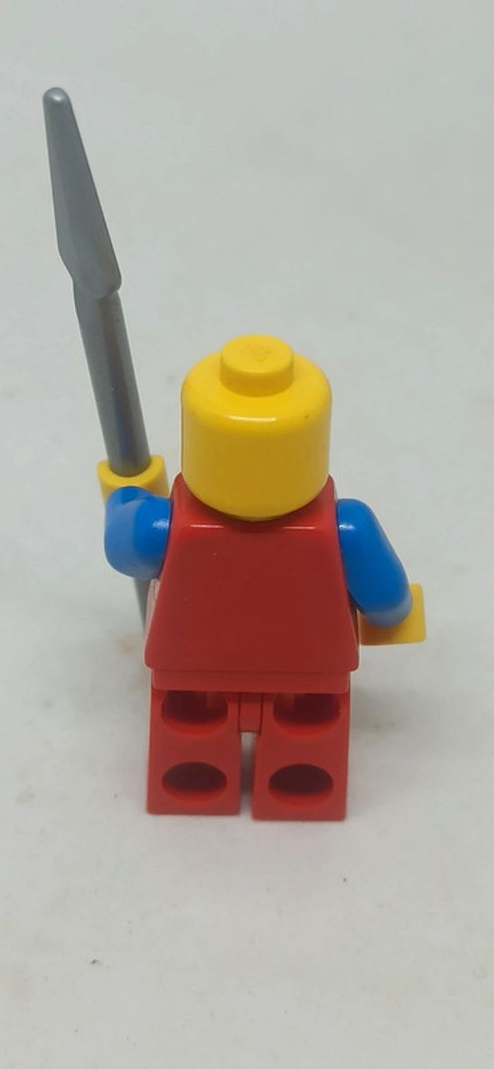 Figurine chevalier lego avec pantalon rouge - photo numéro 3