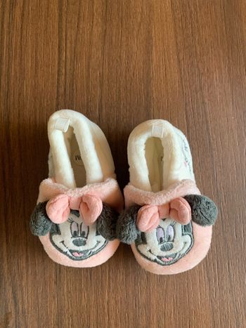 Chaussons Minnie 6 9 mois neufs
