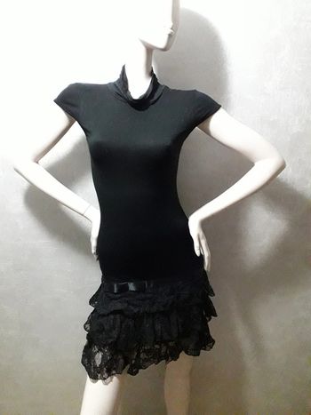 robe noire avec dentelle en bas taille 34/36