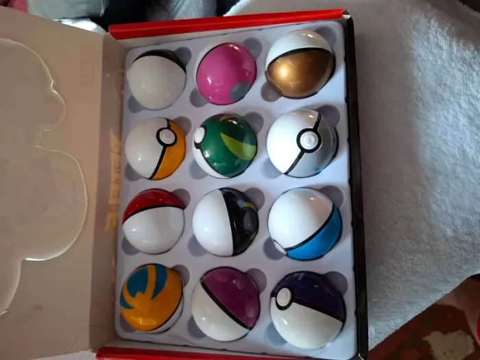 Magnifique lot de  12 pokeball neuve - photo numéro 2