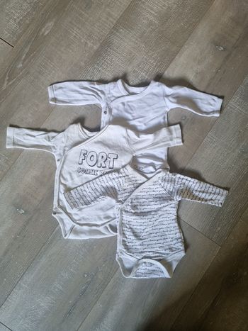 Lot 3 bodies 1 mois