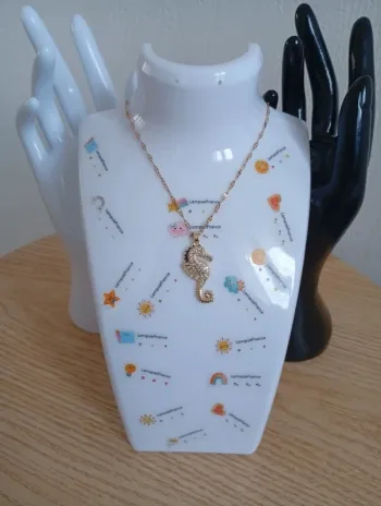 Collier couleur or hippocampe magnifique collier élégant femme naturelle simple