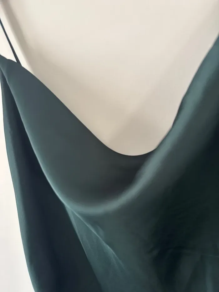 👗 👗 VILA - Robe longue effet satin à col bénitier - vert sapin- neuf avec étiquette - taille 40 - photo numéro 3