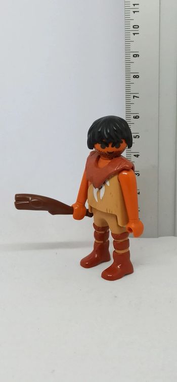 Homme de cromagnon avec outil playmobil