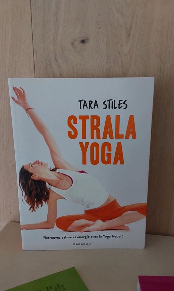 Lot 3 livres sur le Yoga  Strala Yoga Rebel Yoga Food Le yoga 1er pas - photo numéro 7