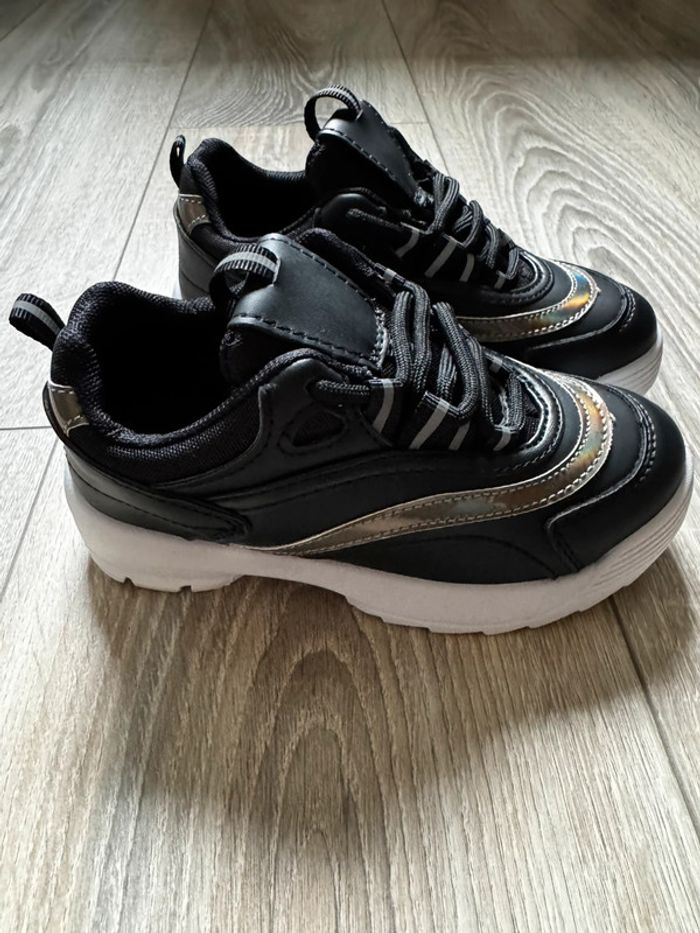 Baskets noires à lacets neuves T.29