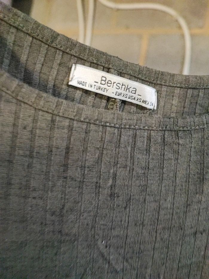 Robe Bershka XS kaki en excellent état - photo numéro 2