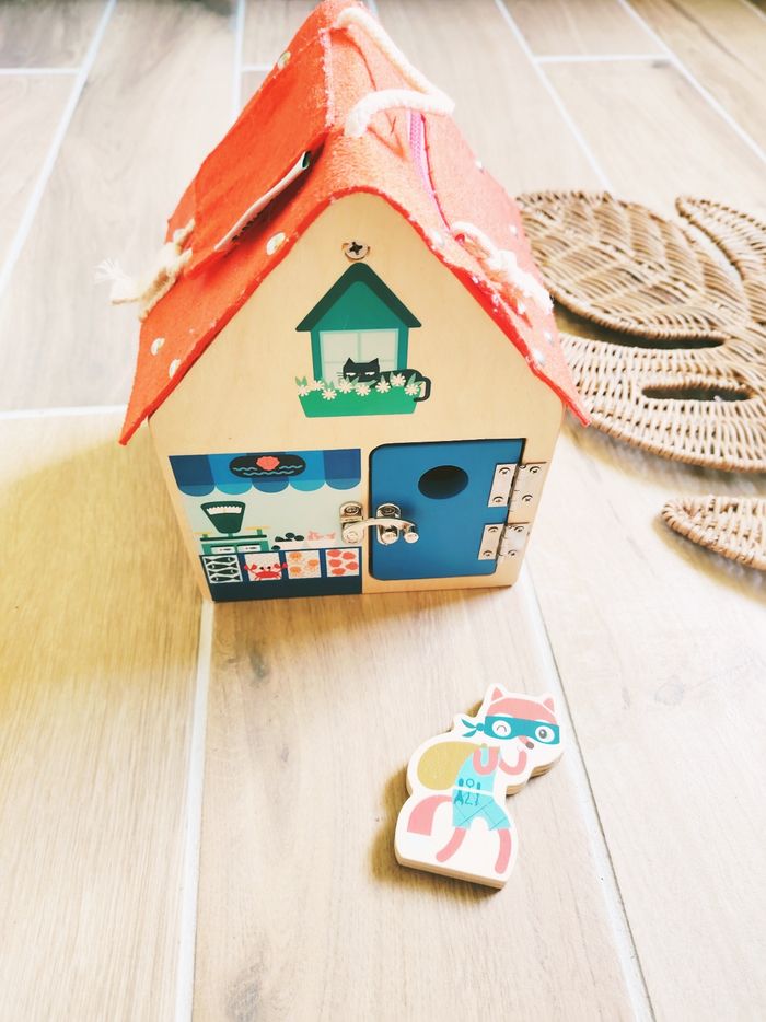 🏡Maison multi activités avec serrures/verrous en bois et feutrine marque Lilliputiens - photo numéro 3
