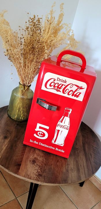 Magnifique Frigo Coca-Cola Rétro - Réfrigérateur Coca-Cola Rouge 12L capacité 18 canettes de 33cl avec poignée. 220V / 12V Neuf