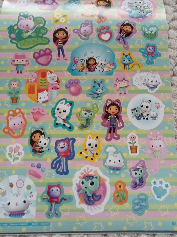 Un feuille de stickers gabby chat