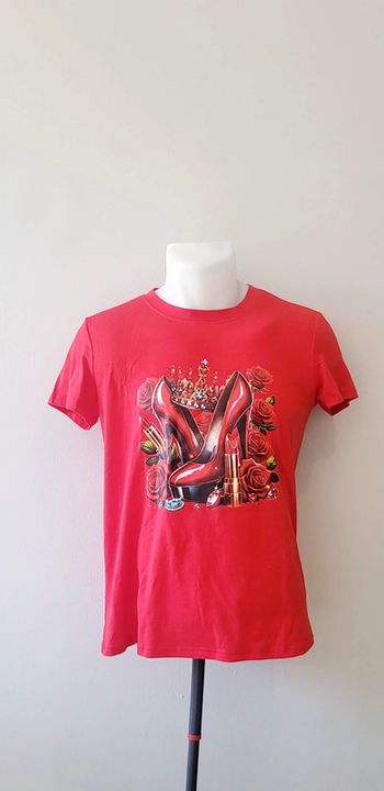 T-shirt rouge motif escarpins, couronne & maquillage