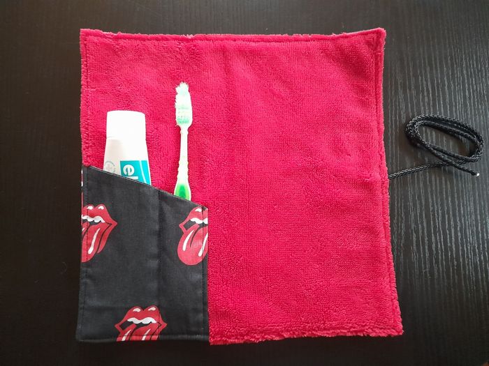 Serviette porte brosse à dents et dentifrice