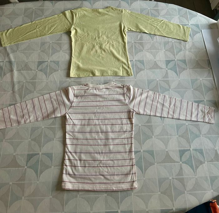 Lot de 2 t shirts - fille- 8 ans - Décathlon - en très bon état - photo numéro 2