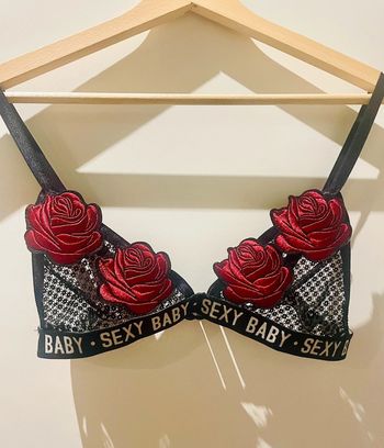 Soutien-gorge dentelle motif rose rouge