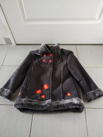 Veste fourrée portée une ou deux fois comme neuve taille 5 ans