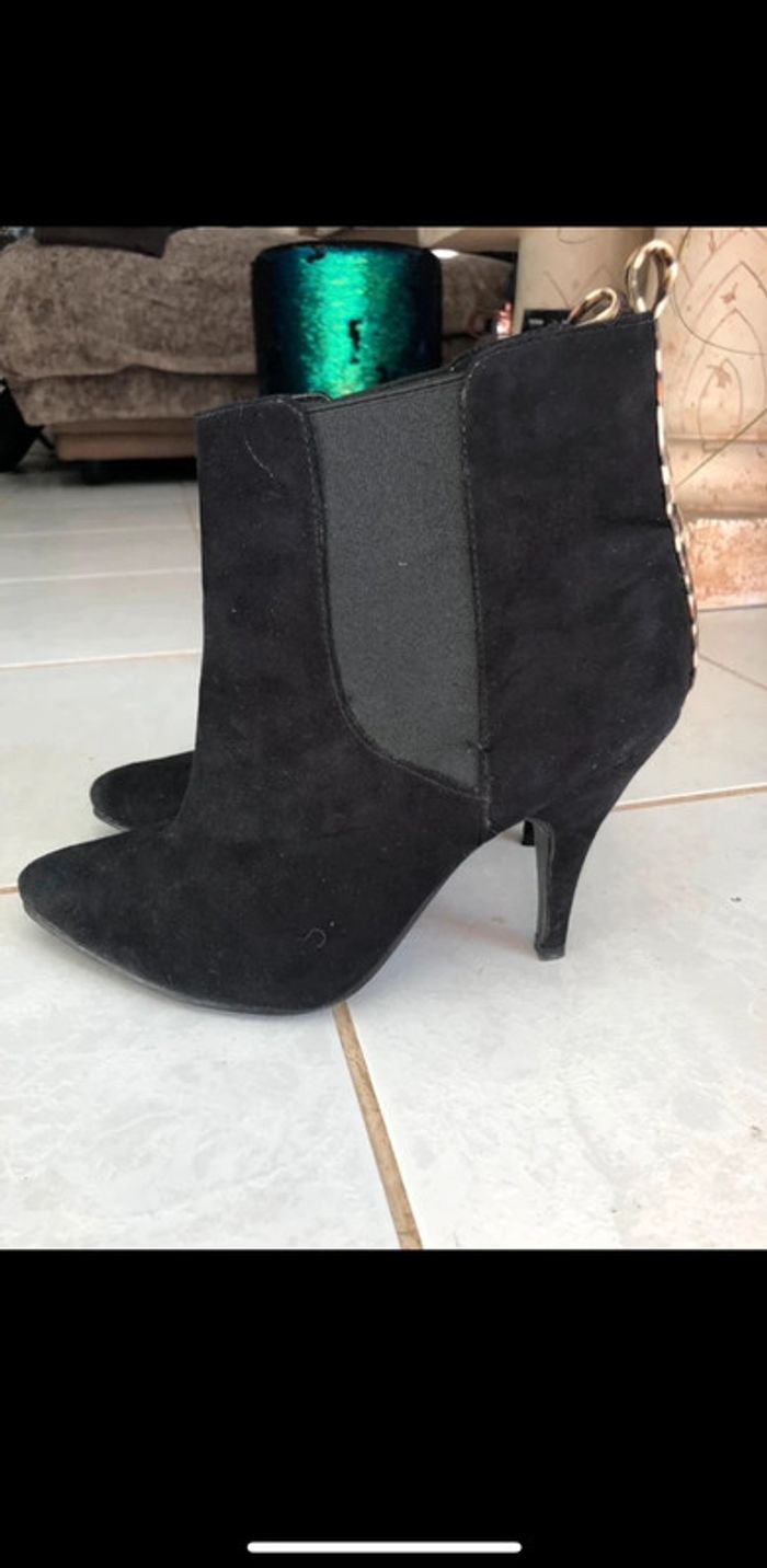 Bottines noires, matière peau de pêche. Comme neuve