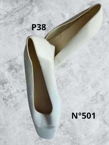 N°501 Chaussure blanche P38. Talon carré, bout carré.