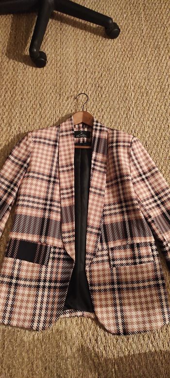 Veste beige et noire