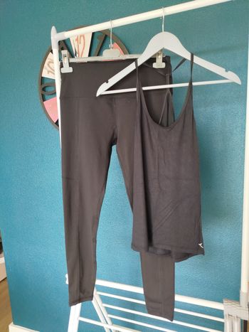 Ensemble de sport taille 36 de chez Primark.