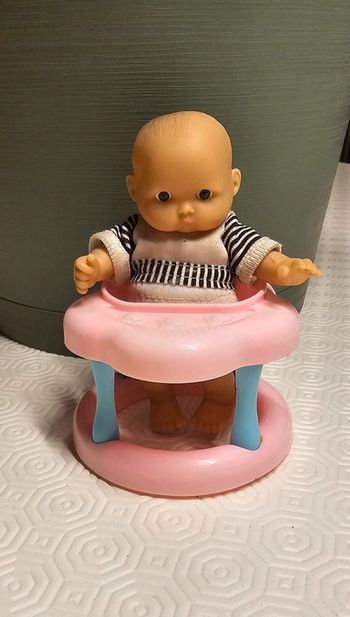 Petit bébé dans son trotteur