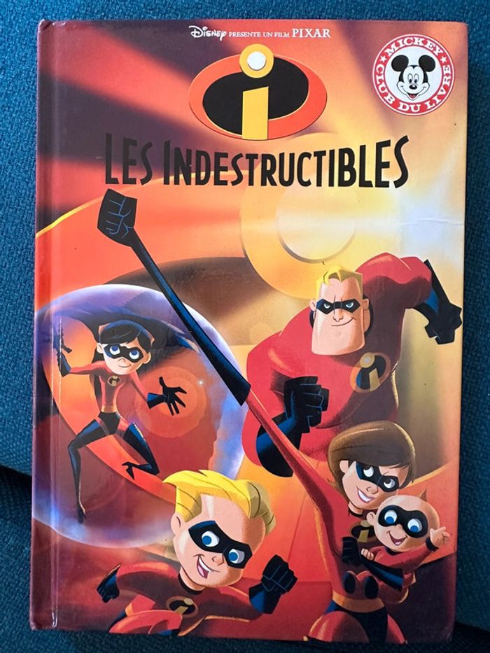 Livre Disney Hachette club du livre Pixar Les indestructibles vintage rouge