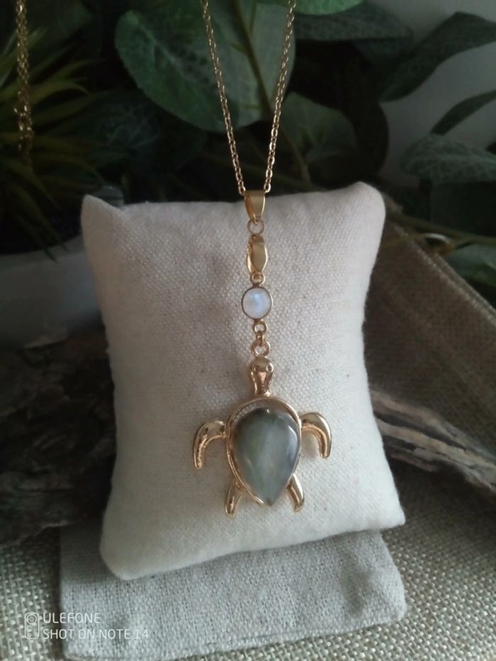 Collier tortue en pierres semi précieuses