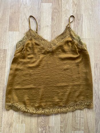 Top fluide sans manches et dentelle kaki
