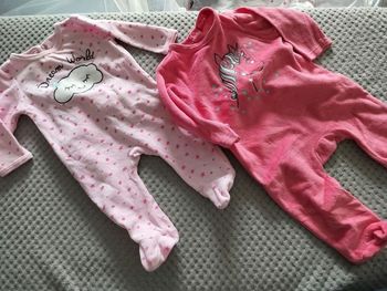 Lot de 2 pyjamas velours rose en 3 mois très bon état 