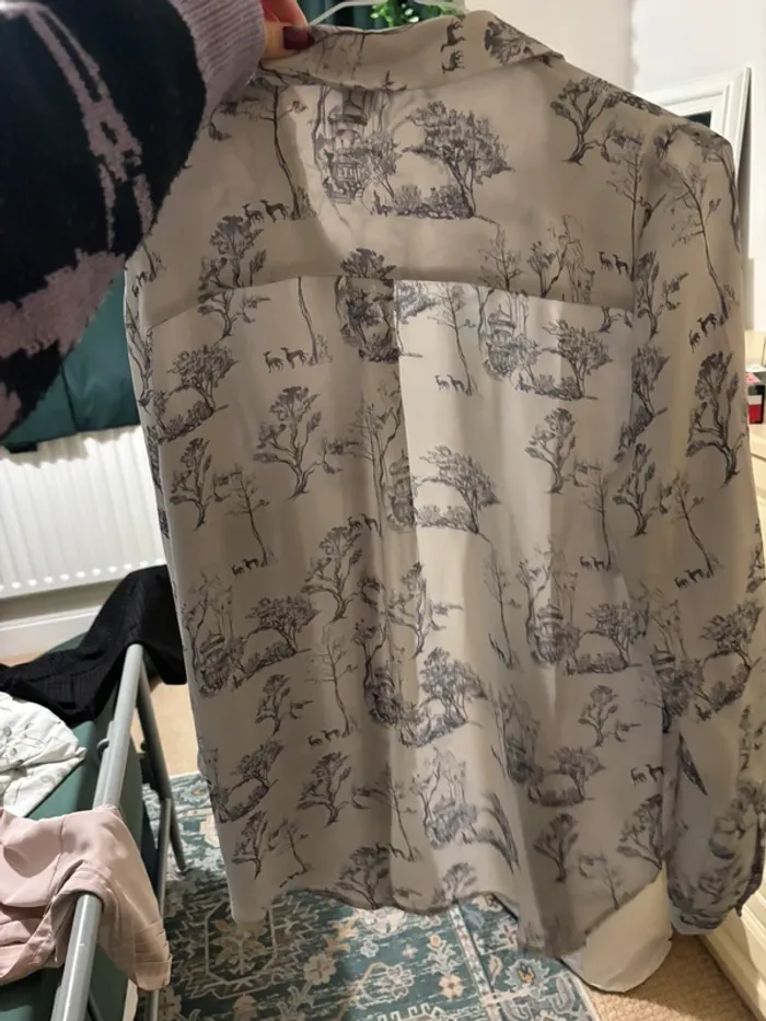 H&M white blouse with grey sketches - photo numéro 3