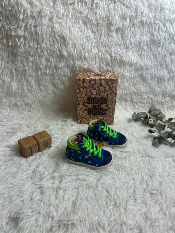 Paire de chaussures bébé stones and Bones taille 19