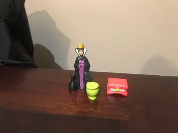 Figurine reine blanche neige et son coffre