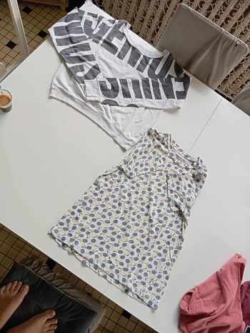 Lot 1 tee shirt XS 2€ et 1 pull offert
