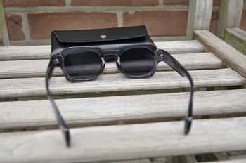 Lunettes de soleil grises neuves avec boite