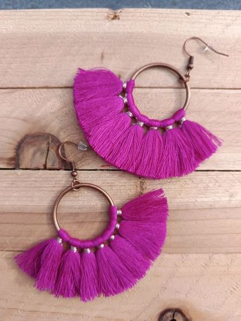 Boucles d'oreilles pompons violet fushia
