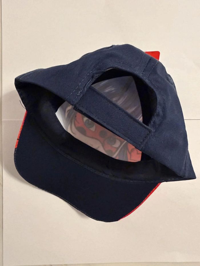 Casquette Miraculous Ladybug neuve avec étiquette taille 52 - photo numéro 2