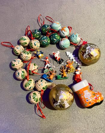 Kinder Ferrero Lot boules de Noël métal et petits jouets