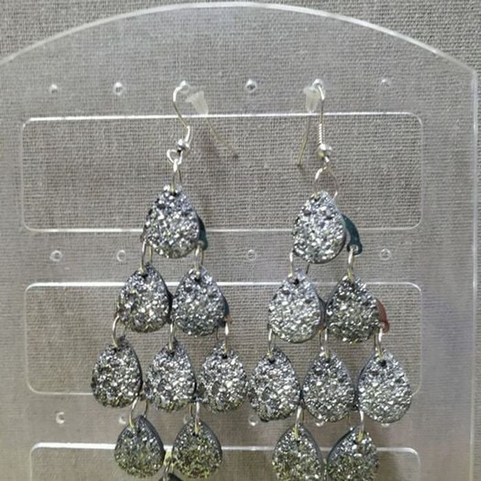 Boucles d'oreilles pendantes gris - photo numéro 2