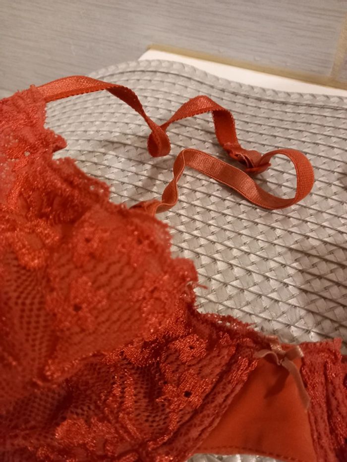 🥰 Soutien gorge taille 100c rouge - photo numéro 3