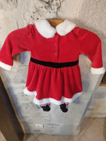 Costume Mère Noël 24-36 mois en tres bon etat