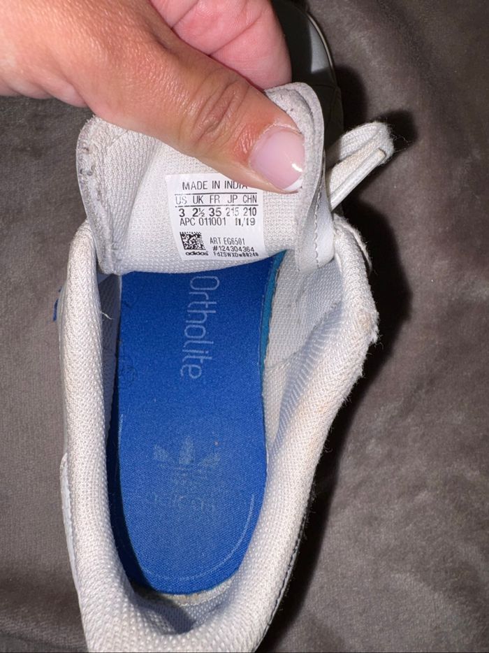 Baskets Adidas Stan Smith enfant taille 35 bleues et blanches en bon état - photo numéro 3