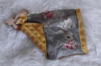 Doudou mouchoir gris lapine ,nuages et jaune relief boule - biche bois