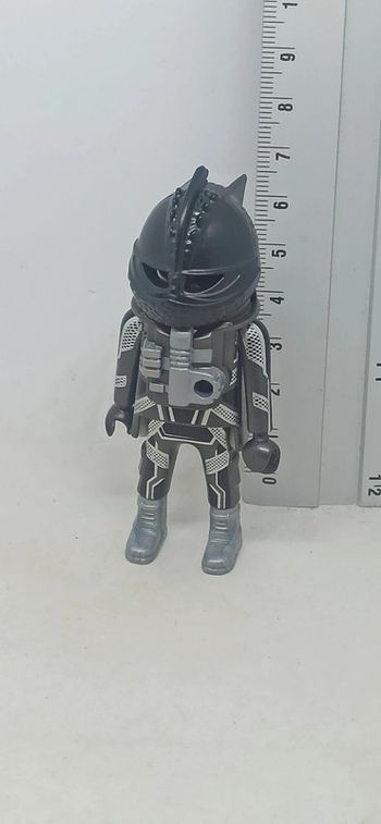 Homme tenue noire avec casque playmobil