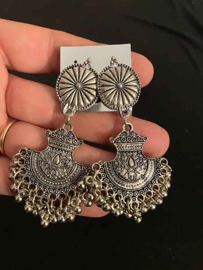 Boucles pendante en métal argenté