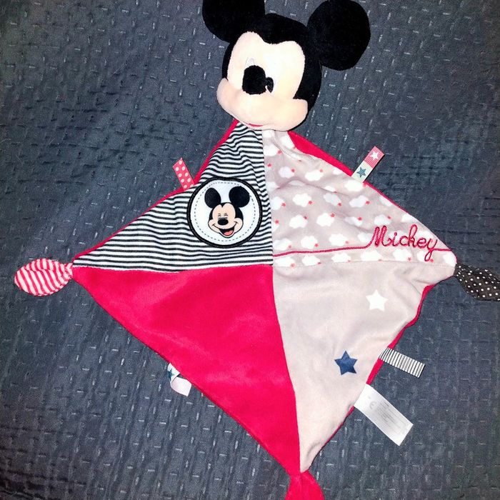 Doudou Mickey en losange rouge, gris, noir, blanc Disney