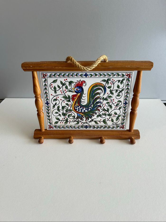 Porte-clés mural décoratif – carreau peint, bois – 26 cm