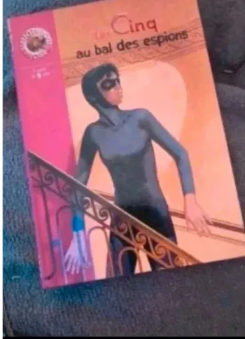 La Bibliothèque Rose les cinq au bal des espions à partir de 9 ans très bon état