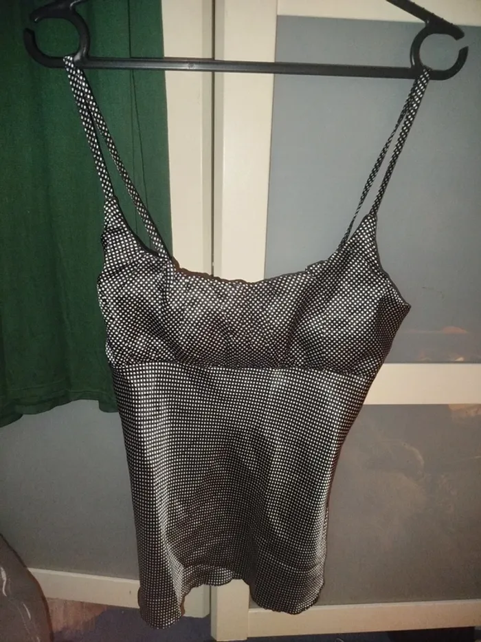 Top satiné à pois