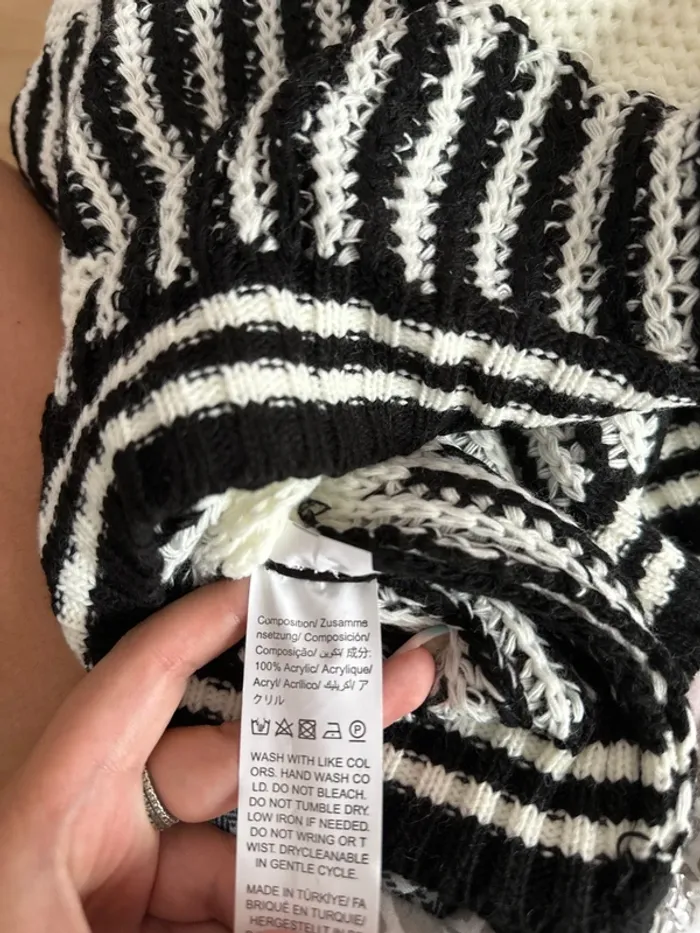 Pull noir et blanc - neuf - photo numéro 5